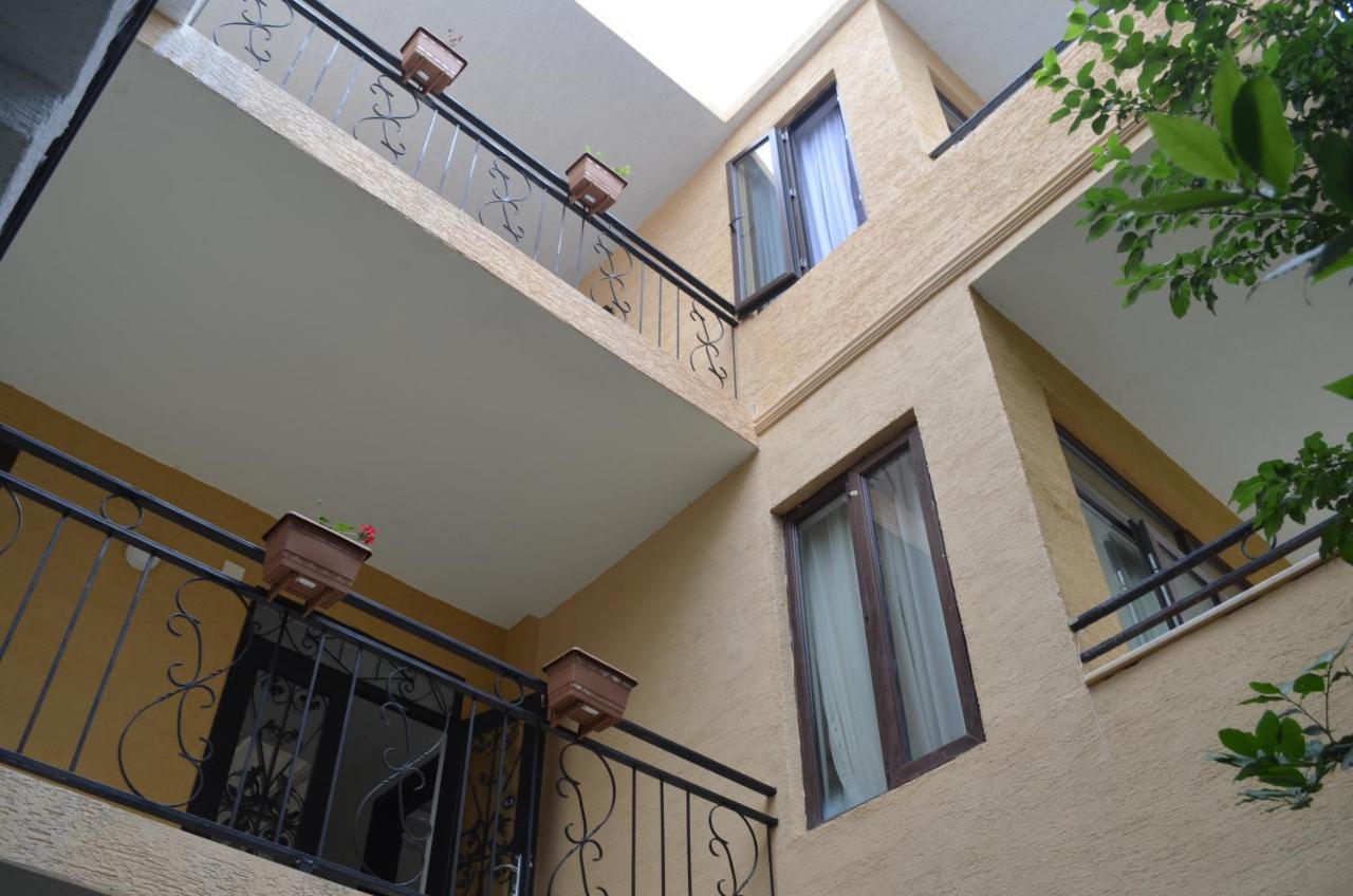 Guest House Madonna Kobuleti Exterior foto